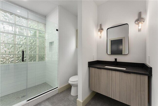 Building Photo - 335 Eureka Dr NE