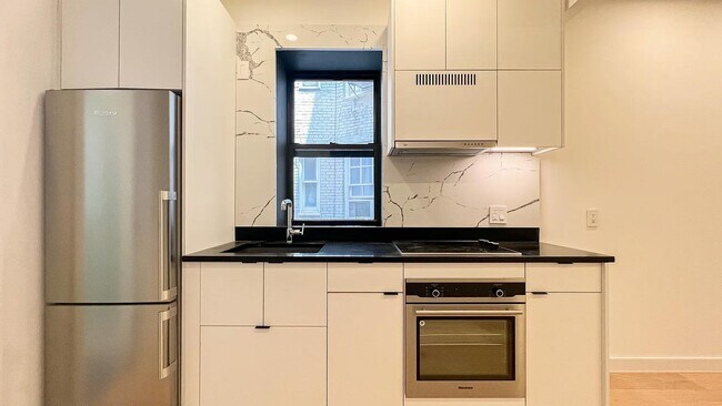 Building Photo - 93 Hicks St