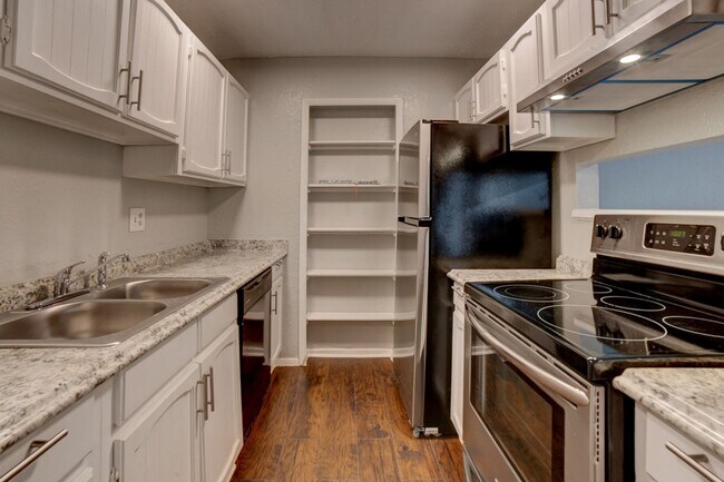 Building Photo - 2 bed/ 1 bath Located Next to Major Highways!