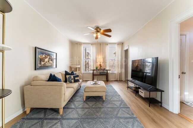 Building Photo - 3309 N Leavitt St