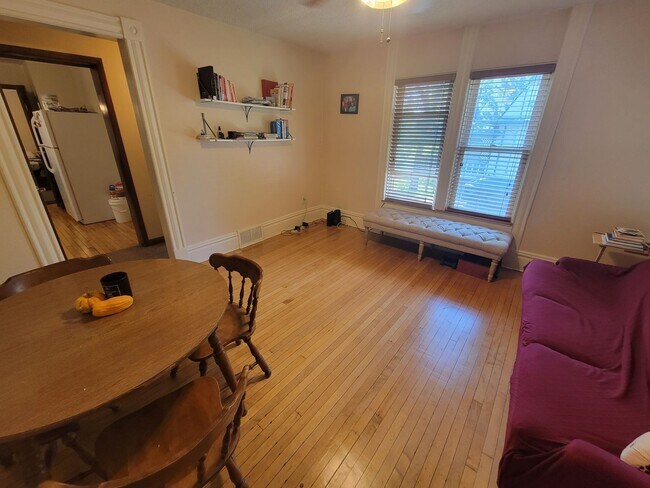 Building Photo - AVAILABLE JULY - 2 BED 1 BATH
