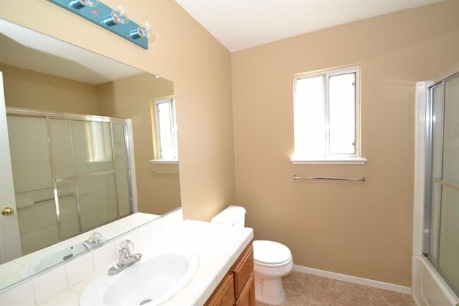 Building Photo - Wonderful 3 Bedroom / 2 Bedroom home for r...