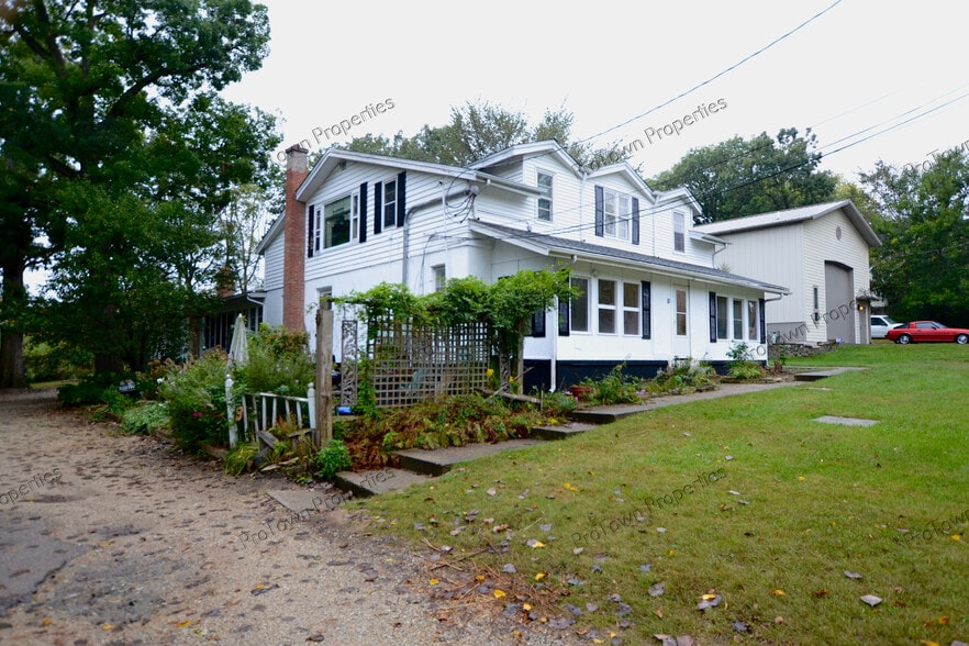 Building Photo - 10 Riverview St