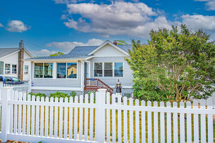 Building Photo - 415 Sound Ave