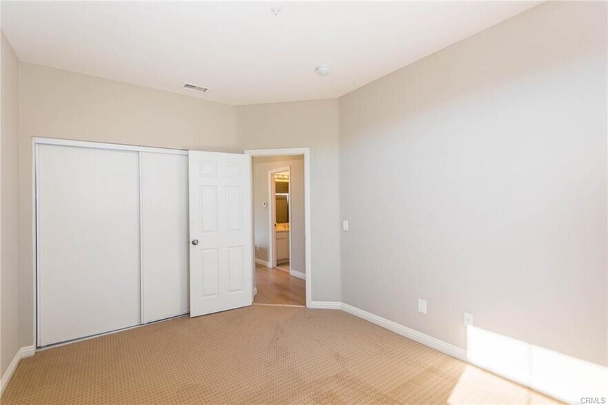 Building Photo - 335 Cron Way