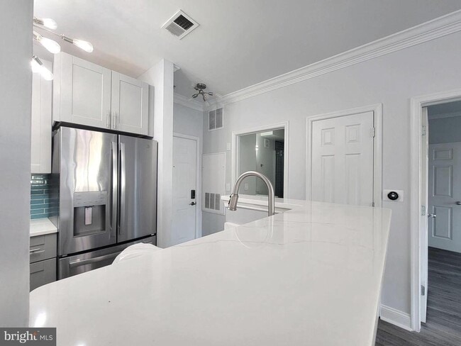 Building Photo - 4850 Eisenhower Ave