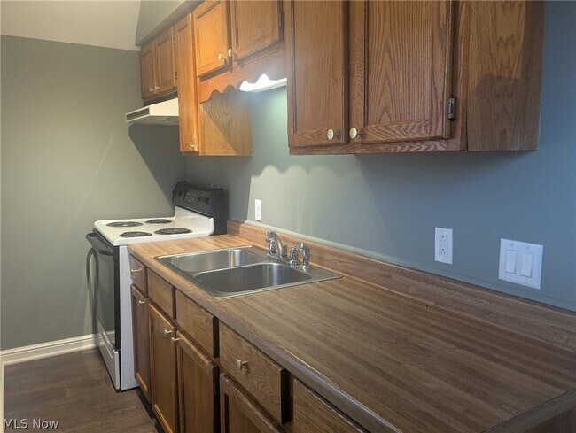 Building Photo - 11750 Peckham Ave