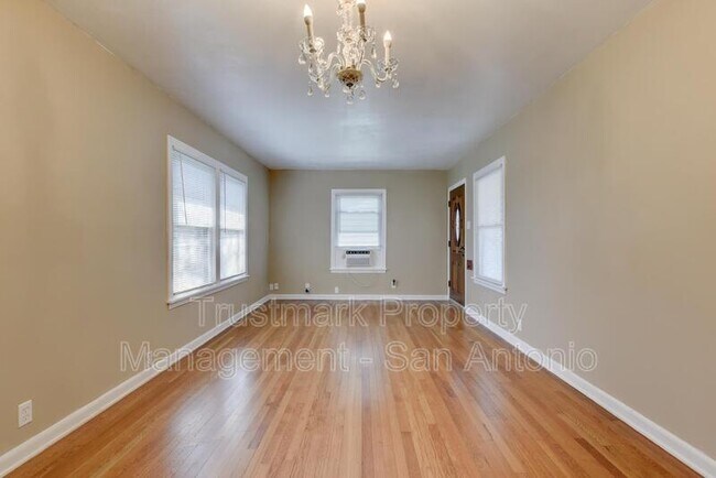 Building Photo - 1322 W Malone Ave