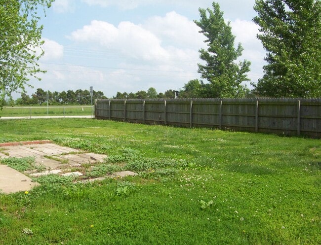 Building Photo - Newly updated 3 bedroom house with fenced ...