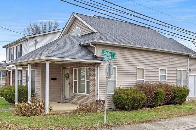 Building Photo - 3 Bedroom Available Now!