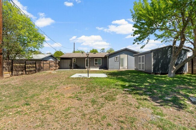 Building Photo - 1113 S Meadows Dr