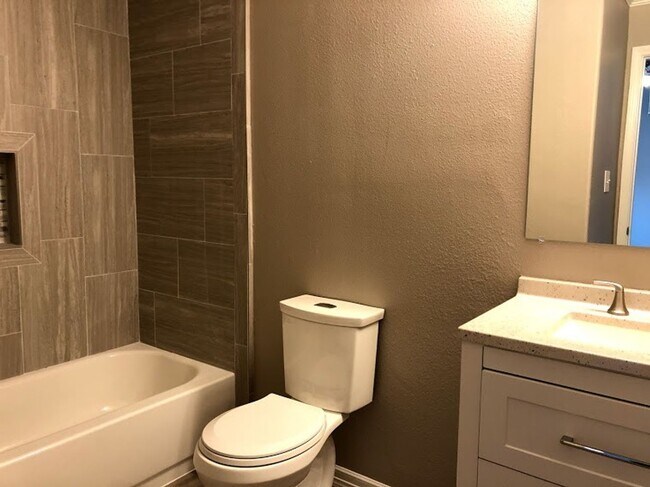 Building Photo - Room For Rent
