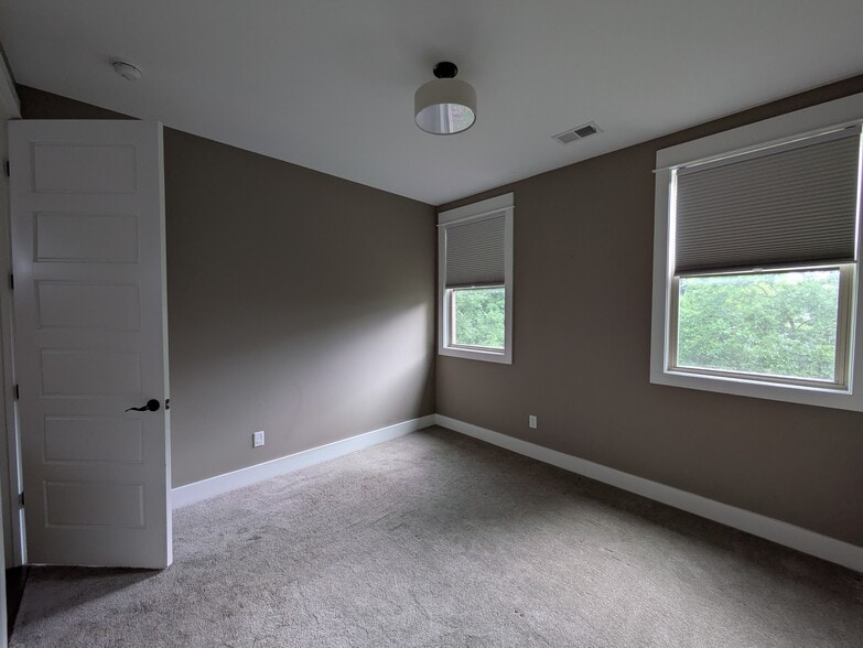 Building Photo - 2024B Straightway Ave