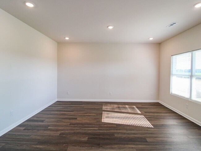 Building Photo - Move-In Ready! Beautiful 3 Bedroom Home in a Prime Location