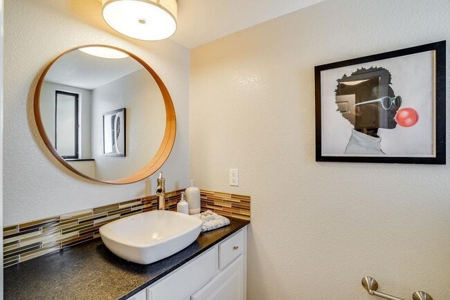 Building Photo - 402 Hogarth Terrace