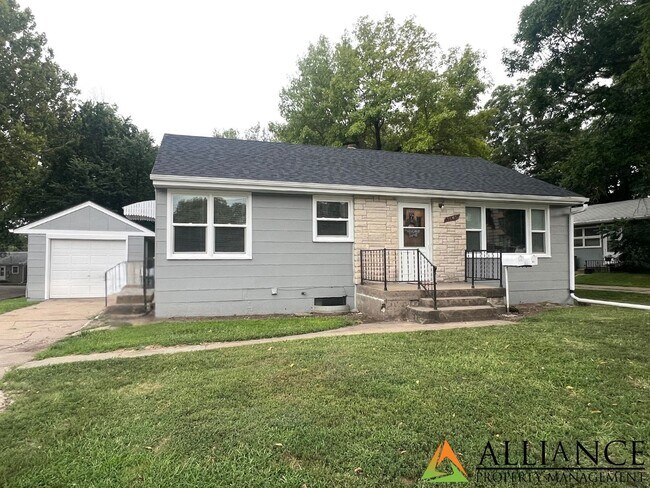 Primary Photo - 1845 College Heights Rd