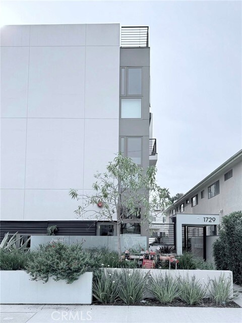 Building Photo - 1729 S Barrington Ave