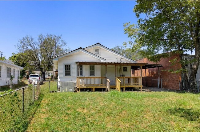 Building Photo - Charming and Newly Renovated 3 Bedroom 1 B...