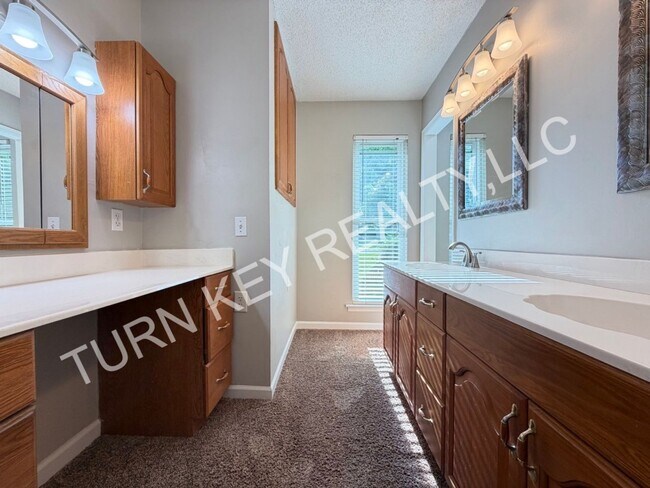 Building Photo - 2221 Diane Dr