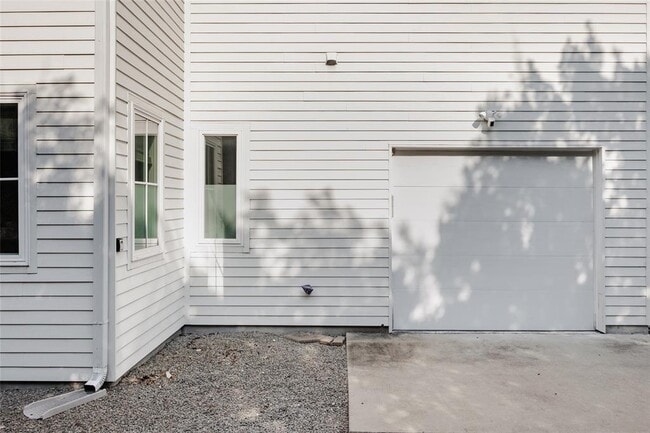 Building Photo - 708 Cardinal Ln