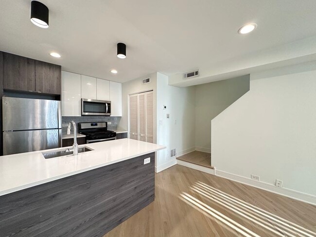 Building Photo - 949 W Grace St