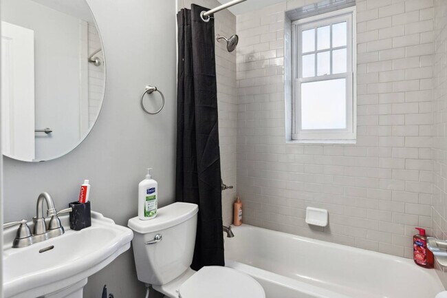 Building Photo - 457 E Kirby St