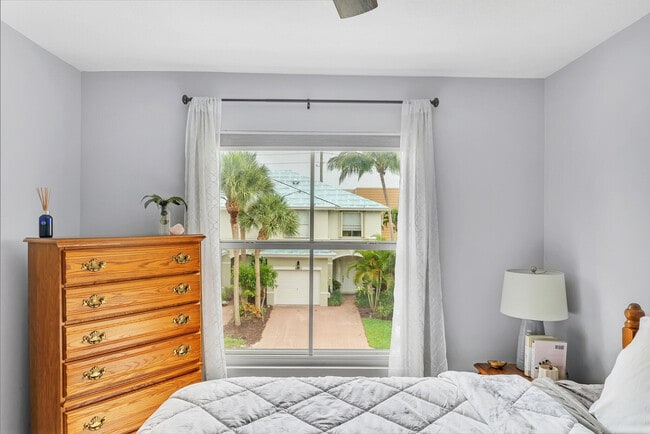 Building Photo - 6086 Seminole Gardens Cir