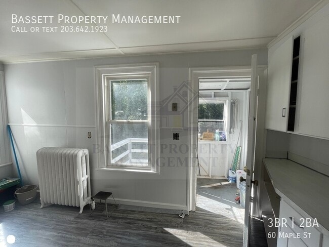 Building Photo - 60 Maple St