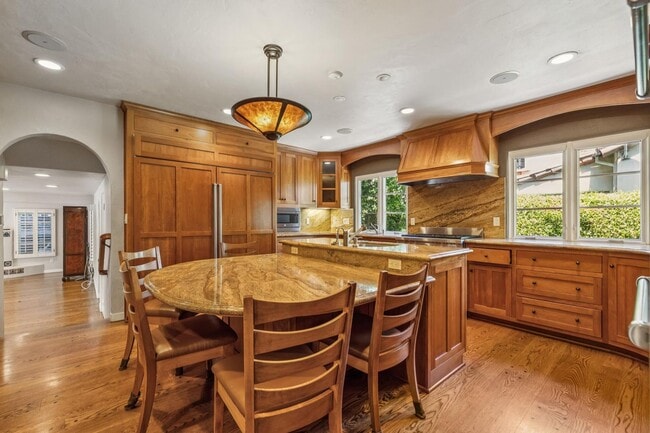 Building Photo - Mediterranean Beauty in Crescent Park – 5B...