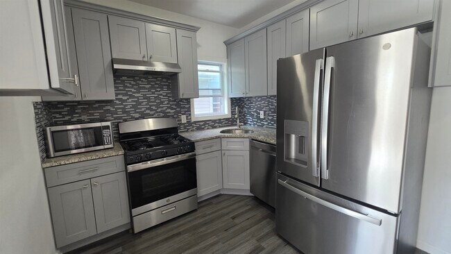 Building Photo - 176 Bartholdi Ave