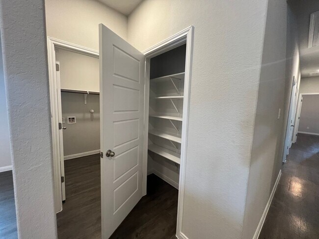 Building Photo - Luxury 3/2 Duplex in Seguin, Texas