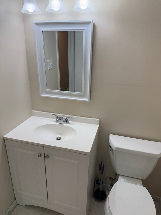 Building Photo - 565A Thrush Ct