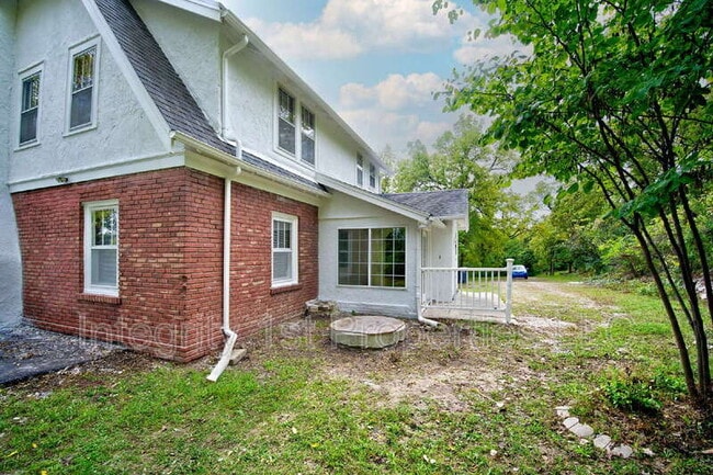 Building Photo - 4226 NE Antioch Rd