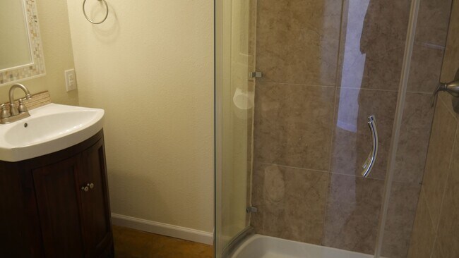Building Photo - 3 Bedroom 2.5 Bath Townhome with Great Mou...