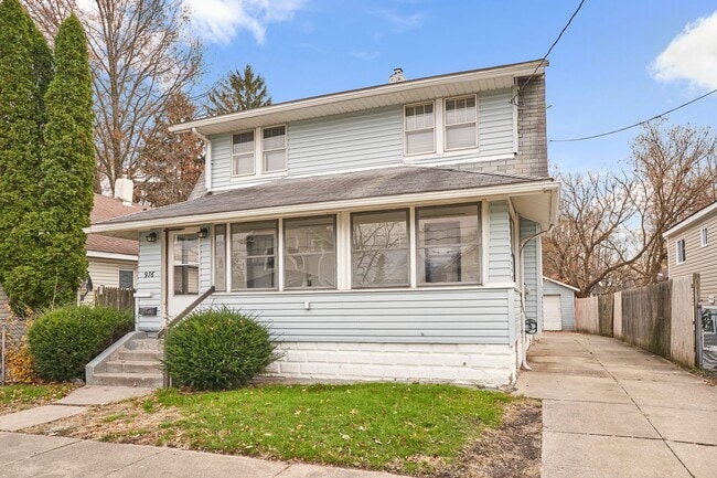 Building Photo - Beautifully remodeled 3 bed 1 bath colonial in East Akron !