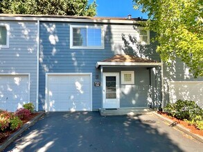 Building Photo - Spacious 2-story 2bedroom + 2.5 bath townh...