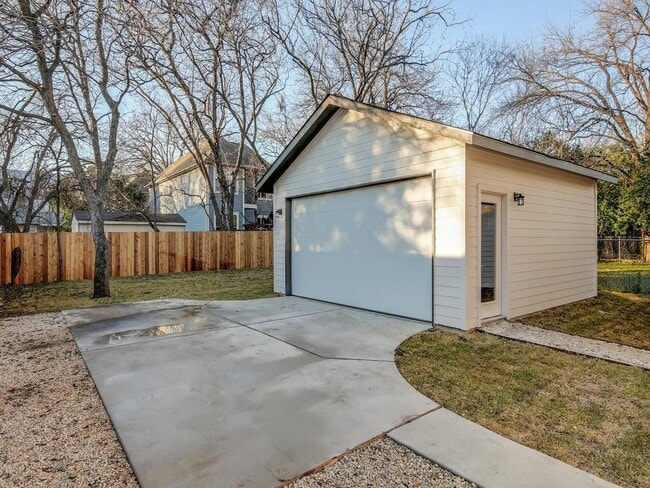 Building Photo - 5600 William Holland Ave