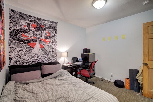 Building Photo - Huge U.W. Home Now Renting for September 2026