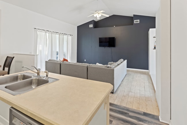 Building Photo - 116 San Remo Dr