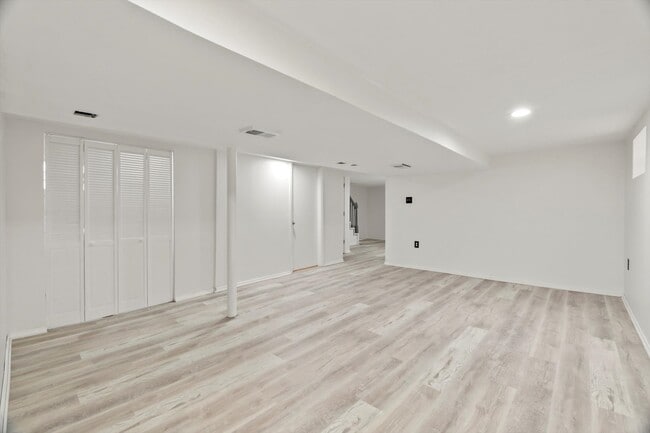 Building Photo - 5239 S Rutherford Ave