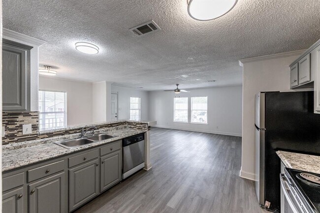 Building Photo - 110 Varsity Cir