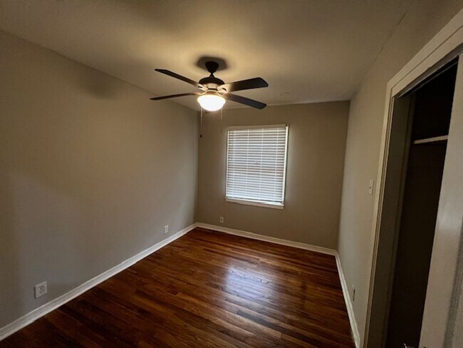 Building Photo - Brick Home 3 bed 2 bath