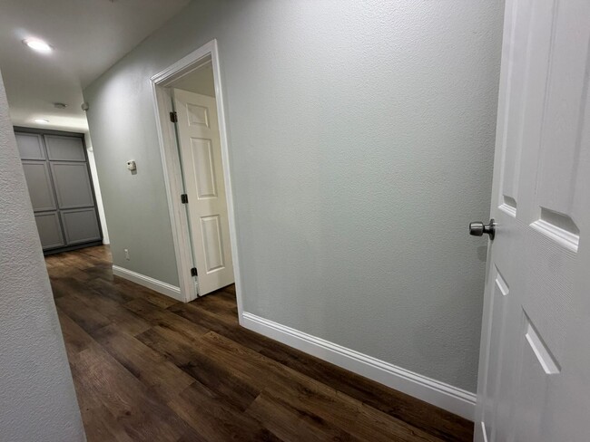 Building Photo - 8267 Moorhaven Way