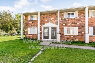 Building Photo - 671-681 Shoreline Dr