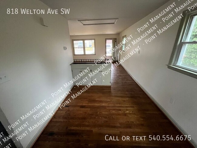 Building Photo - 2 Bed 1 Bath, Split Level Duplex