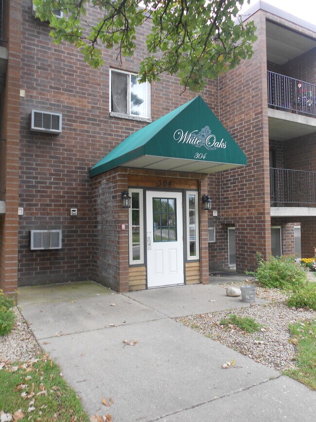 Building Photo - 304 4th St S