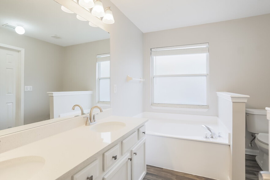 Building Photo - 1703 Canopy Oaks Dr