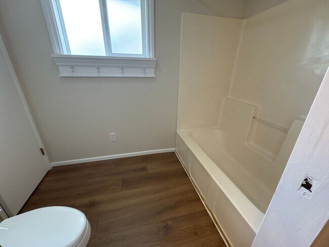 Building Photo - Peaceful Albany Home with Private Yard