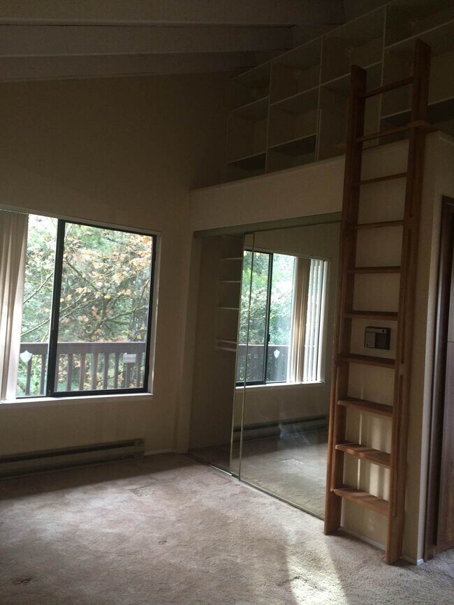 Building Photo - Sylvan Heights Condo - Minutes From Downtown.  Rent includes Water/Sewer & Garbage.  Clubhouse in...