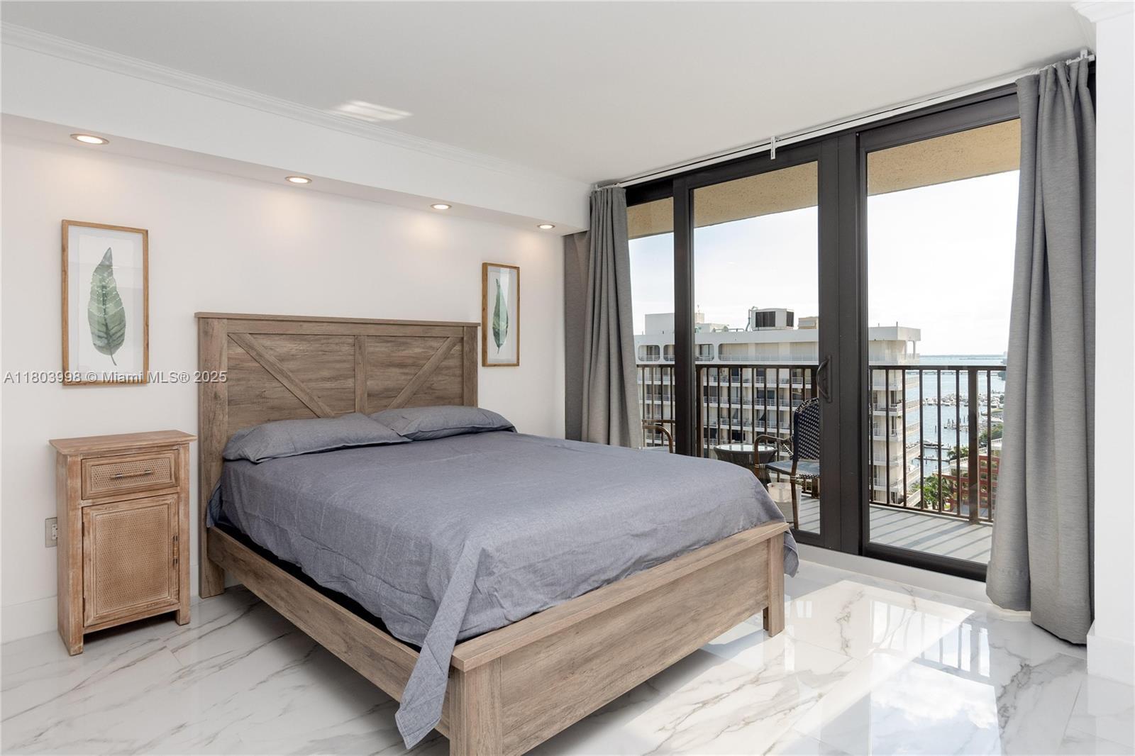Building Photo - 1450 Brickell Bay Dr